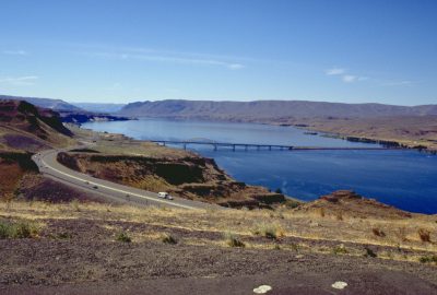 Pont de l'I90 sur le Columbia River retenu par le Wanapum Dam. Photo © André M. Winter