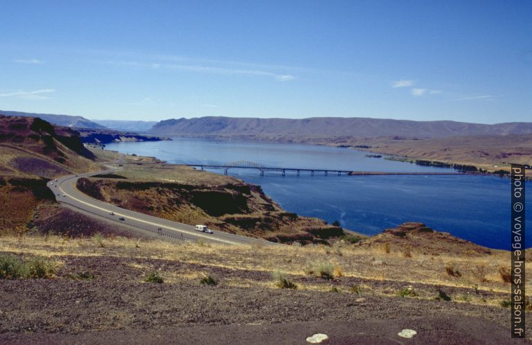 Pont de l'I90 sur le Columbia River retenu par le Wanapum Dam. Photo © André M. Winter