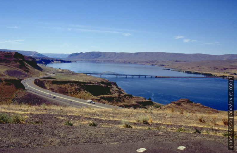 Pont de l'I90 sur le Columbia River retenu par le Wanapum Dam. Photo © André M. Winter