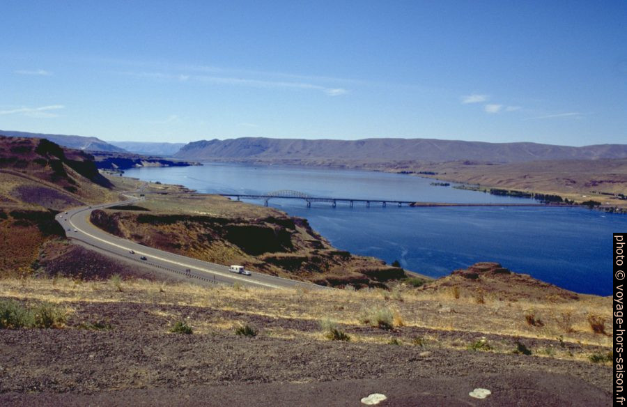 Pont de l'I90 sur le Columbia River retenu par le Wanapum Dam. Photo © André M. Winter