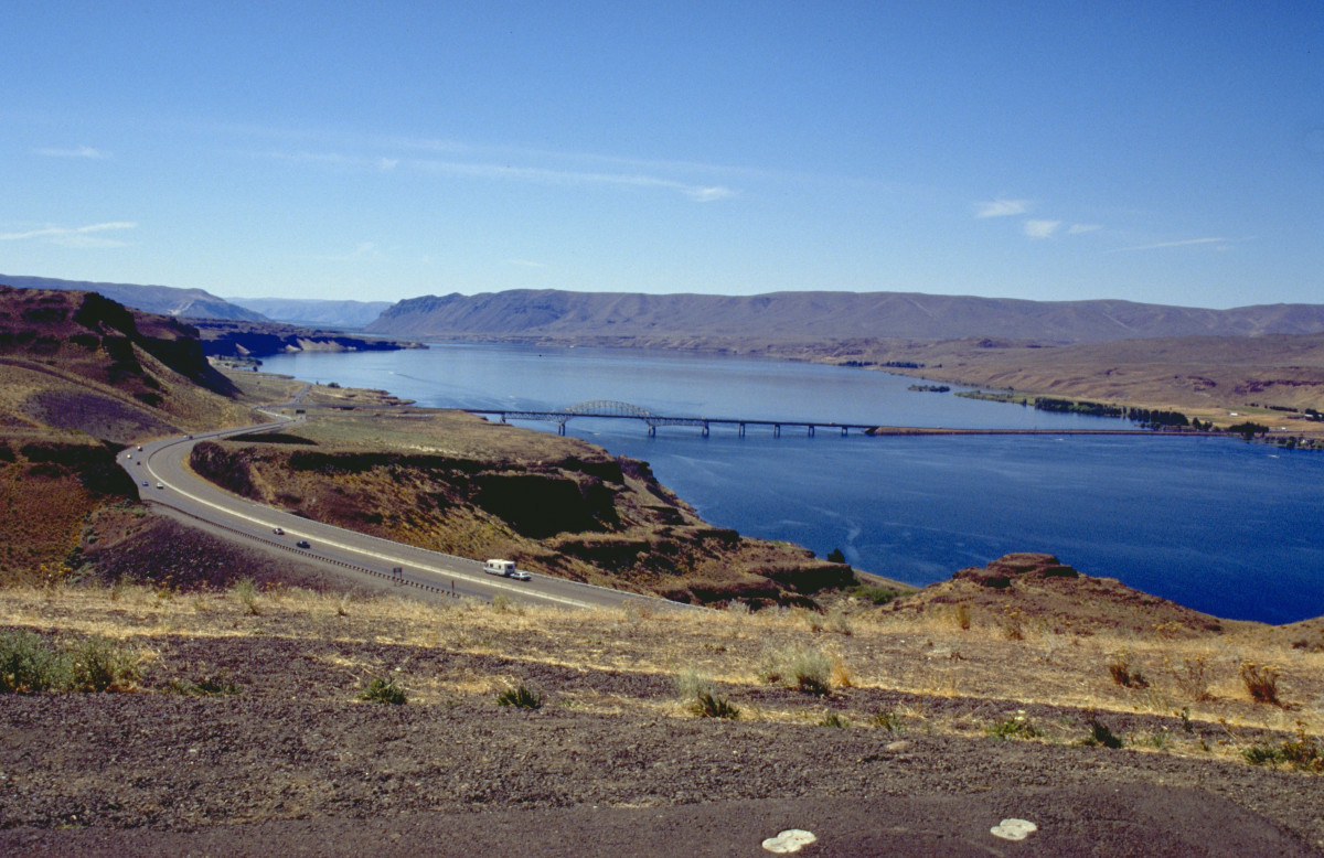 Pont de l'I90 sur le Columbia River retenu par le Wanapum Dam. Photo © André M. Winter