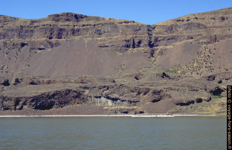Mousse et orgues de basalte au bord du Soap Lake. Photo © André M. Winter