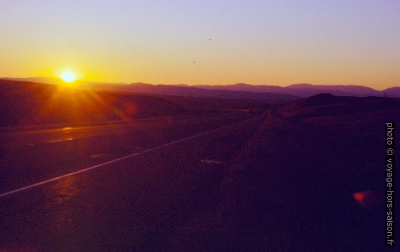 Lever du soleil sur l'I90. Photo © André M. Winter