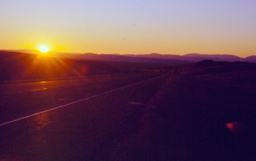 Lever du soleil sur l'I90. Photo © André M. Winter