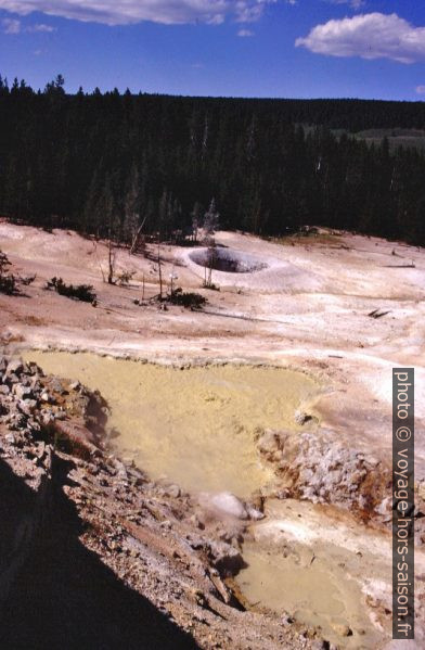 Le Sulfur Caldron du Yellowstone Park. Photo © André M. Winter