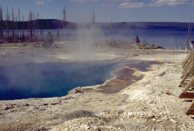 Le West Thumb Geysir Basin en bordure du Lake Yellowstone. Photo © André M. Winter