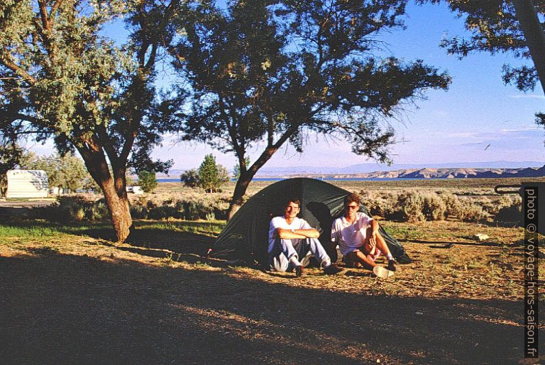 Christian et André devant la tente sur le Buckboard Marina Campground. Photo © André M. Winter