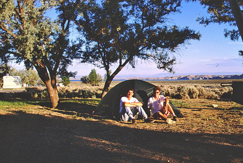 Christian et André devant la tente sur le Buckboard Marina Campground. Photo © André M. Winter