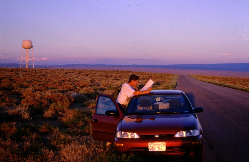 Christian étudie la carte durant le coucher du soleil. Photo © André M. Winter