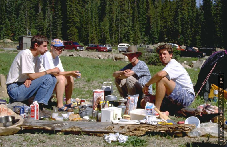 Christian, Gudrun, Hermann et Lemmi lors du petit déjeuner. Photo © André M. Winter