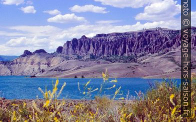 Blue Mesa Lake et cheminées de fée. Photo © André M. Winter