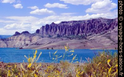 Blue Mesa Lake et cheminées de fée. Photo © André M. Winter