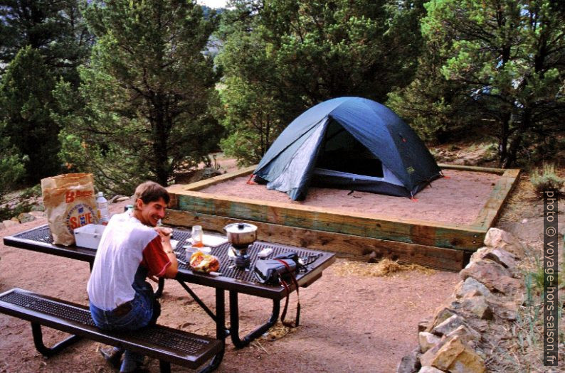 Christian au petit déjeuner devant le bac à sable au Po-Co-Cha-Tu-Puk Camp Ground. Photo © André M. Winter