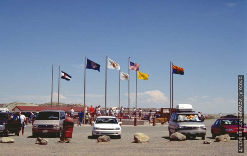 Drapeaux au Four Corners Monument. Photo © André M. Winter