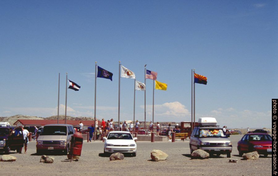 Drapeaux au Four Corners Monument. Photo © André M. Winter