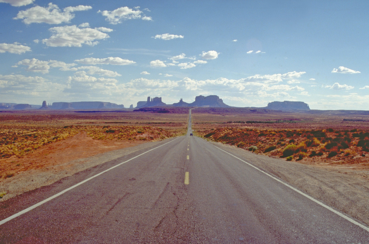 Route manant au Monument Valley. Photo © André M. Winter