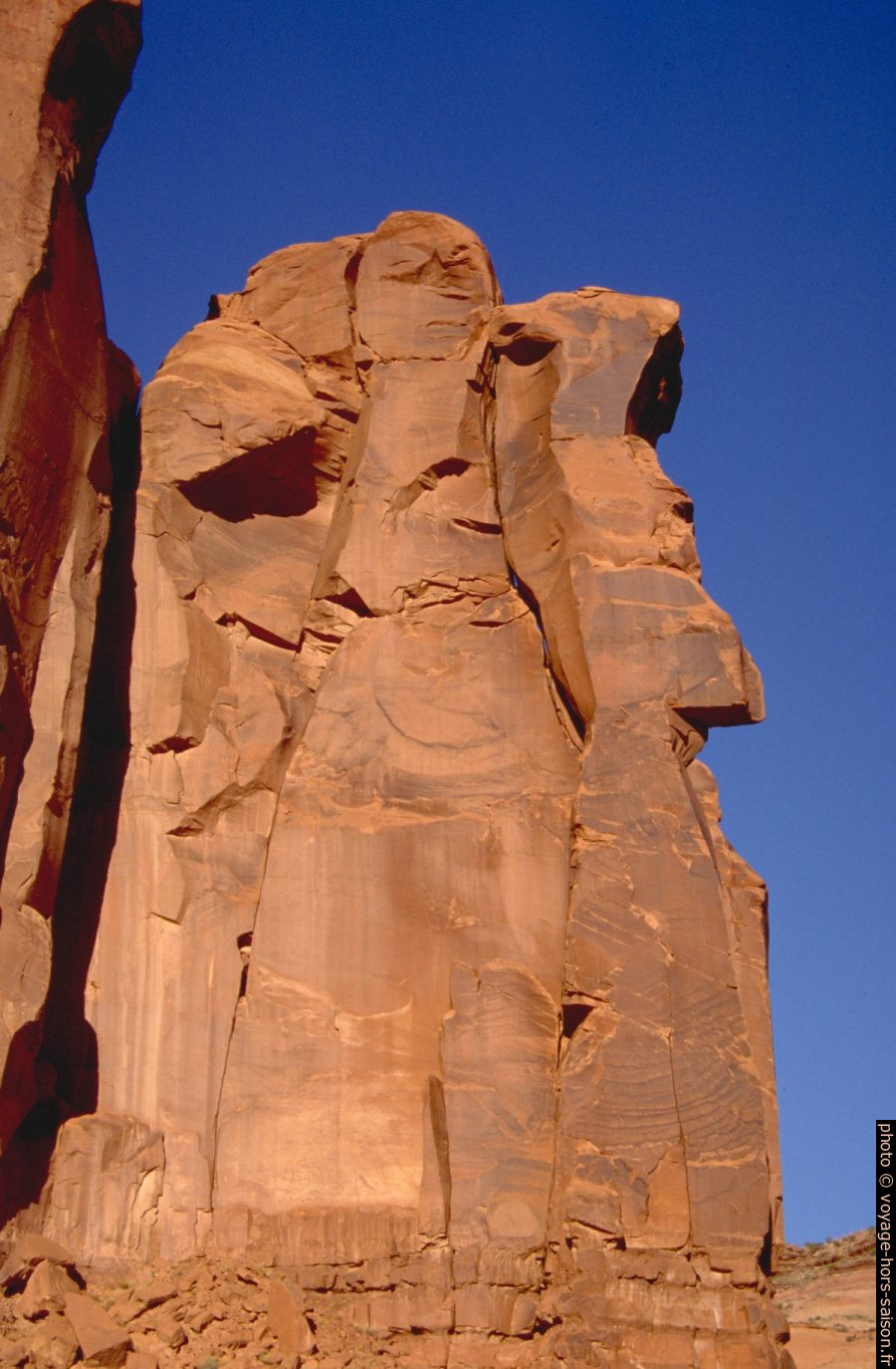 Visages sur la face sud de la Rain God Mesa du Monument Valley. Photo © André M. Winter