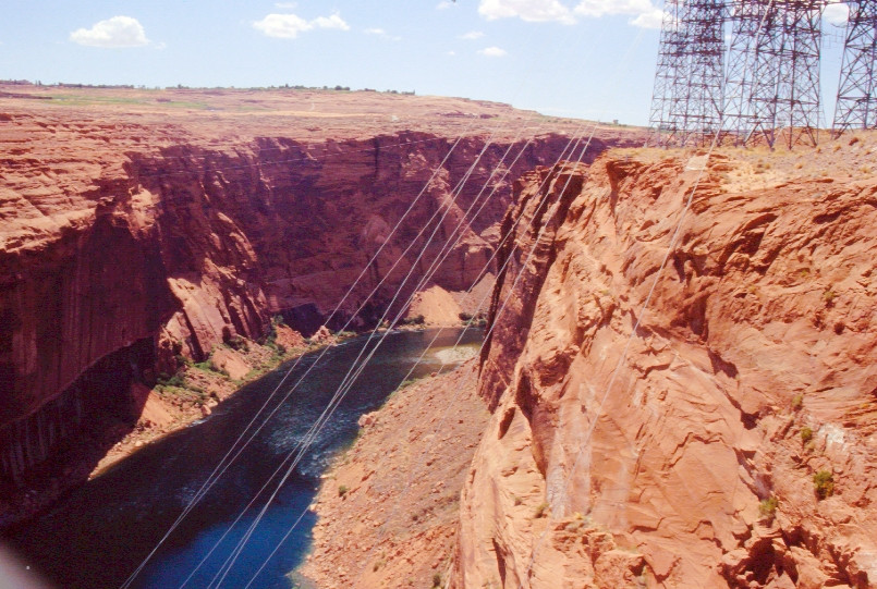 Vue du Colorado River en aval du Glen Canyon Dam. Photo © André M. Winter