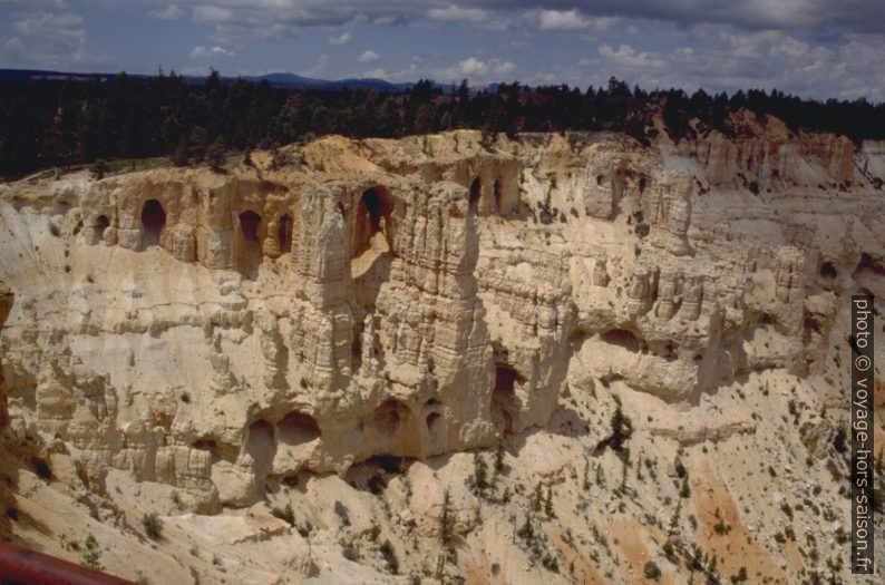 Grottes et arcs naturels du Bryce Canyon. Photo © André M. Winter