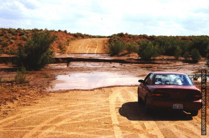 La crue du Twomile Wash rend le gué sur la Mount Thrumbull Road impassible. Photo © André M. Winter