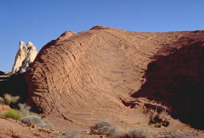 Les White Domes et rochers rouges façonnées par le sablage naturel dans le Valley of Fire. Photo © André M. Winter