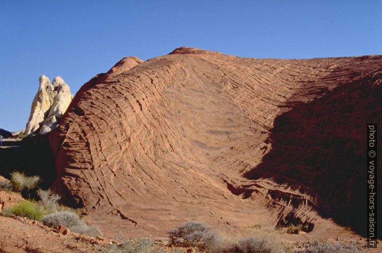 Les White Domes et rochers rouges façonnées par le sablage naturel dans le Valley of Fire. Photo © André M. Winter