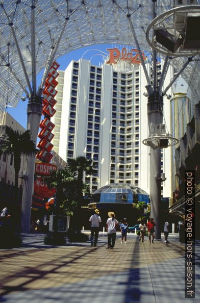 Le Plaza Hotel vue de la Fremont Street. Photo © André M. Winter