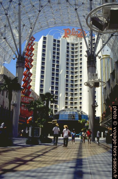 Le Plaza Hotel vue de la Fremont Street. Photo © André M. Winter