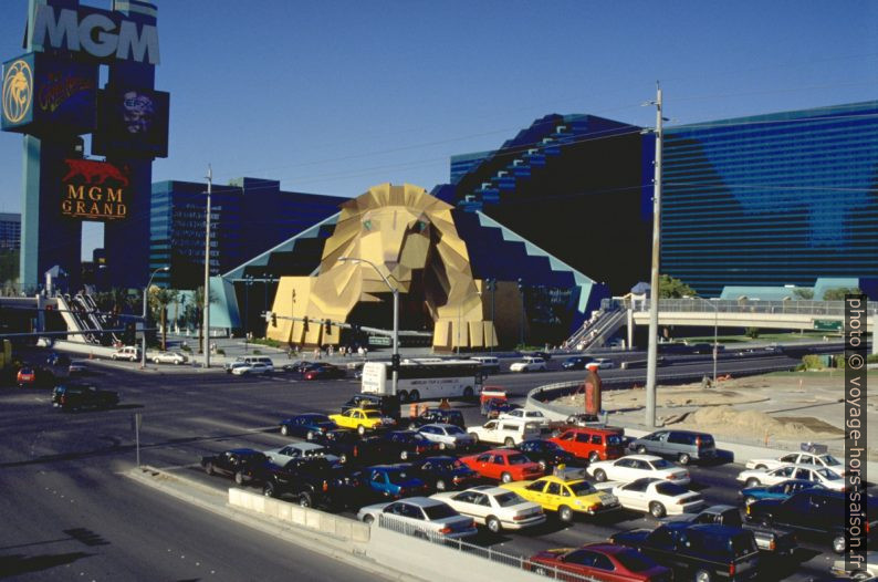 Entrée sous la tête du lion dans l'hôtel MGM en 1996. Photo © André M. Winter