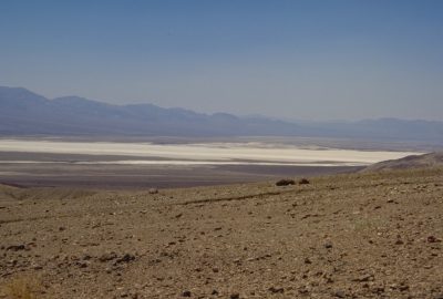 Vue sur les lacs de sels secs du Death Valley. Photo © André M. Winter