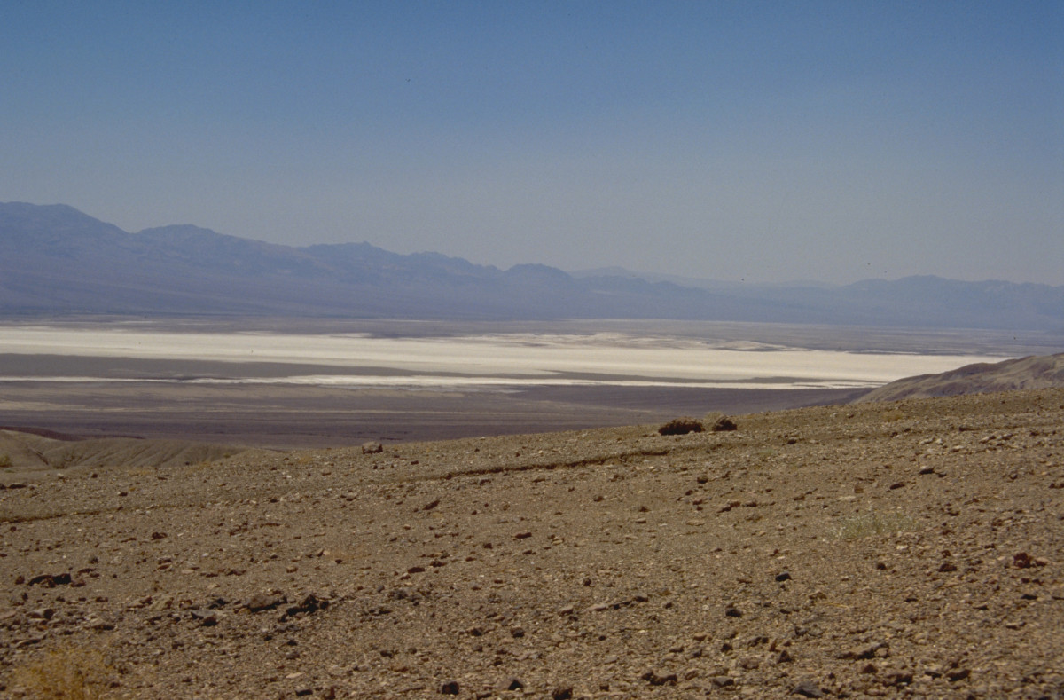 Vue sur les lacs de sels secs du Death Valley. Photo © André M. Winter