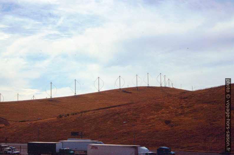 Éoliennes Darrieus sur le col Altamont Pass dans la Diablo Range. Photo © André M. Winter