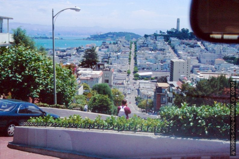 Descente de la Lombard Street en voiture. Photo © André M. Winter