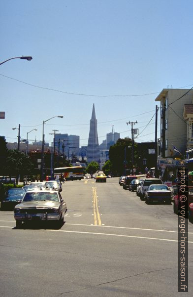 Columbus Avenue et le Transamerica Pyramid Tower. Photo © André M. Winter