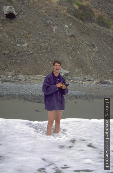 Christian avec les pieds dans le Pacifique. Photo © André M. Winter