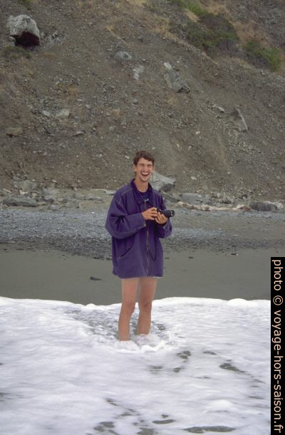 Christian avec les pieds dans le Pacifique. Photo © André M. Winter