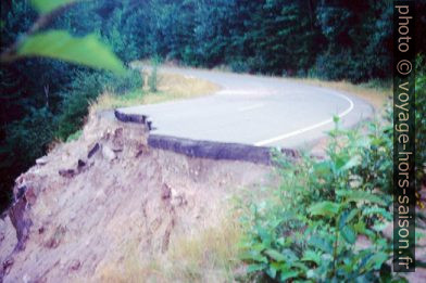 Route arrachée au sud du Mount Saint Helens. Photo © André M. Winter