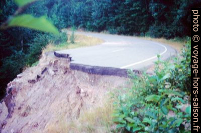 Route arrachée au sud du Mount Saint Helens. Photo © André M. Winter