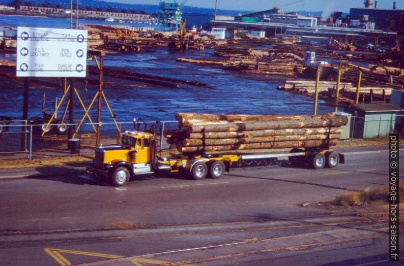 Camion chargé de bois. Photo © André M. Winter