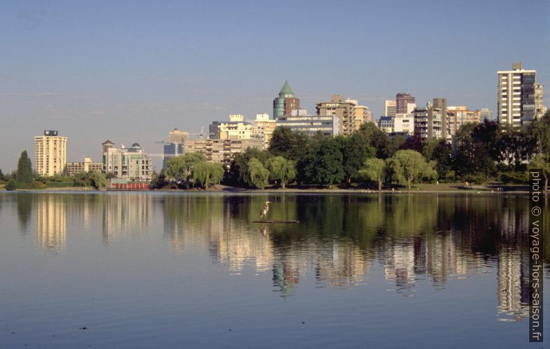 Le Lost Lagoon, un héron et la Downtown de Vancouver. Photo © André M. Winter