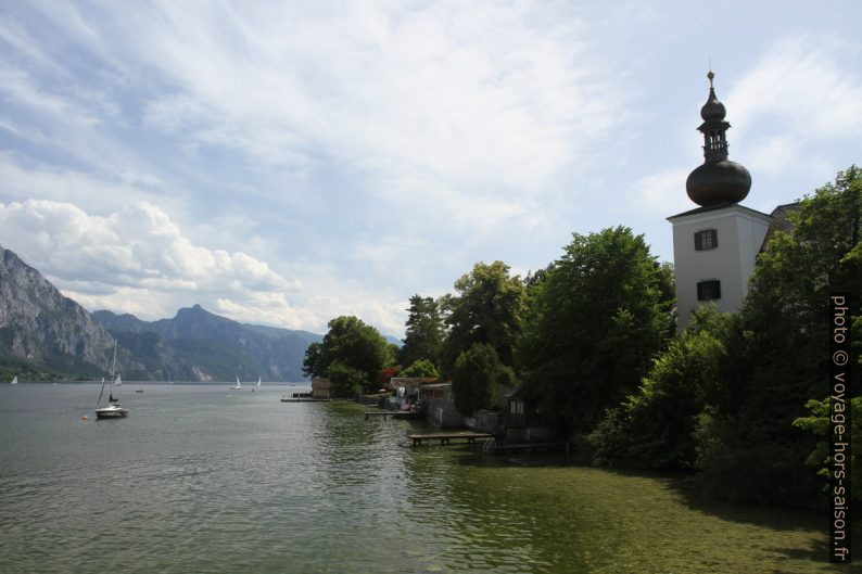 Une tour d’angle du château terrestre d’Ort. Photo © Alex Medwedeff