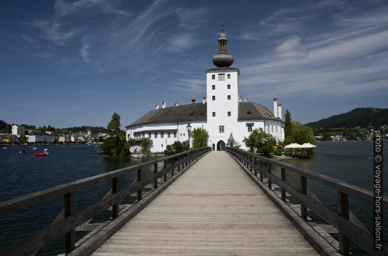 La passerelle vers le château lacustre d'Ort. Photo © Alex Medwedeff