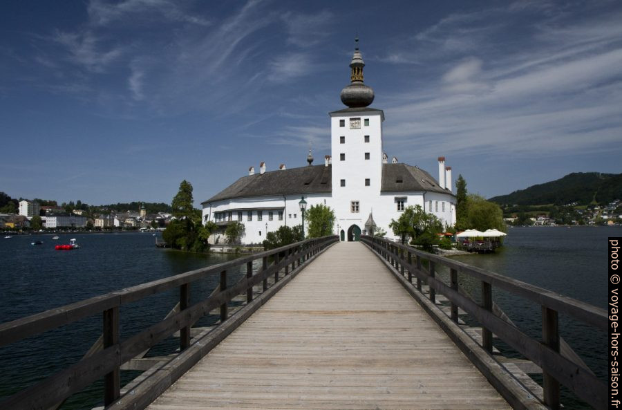 La passerelle vers le château lacustre d'Ort. Photo © Alex Medwedeff