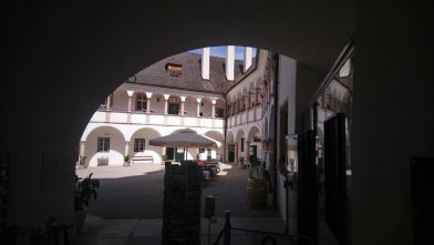 Cour du château lacustre d'Ort. Photo © André M. Winter