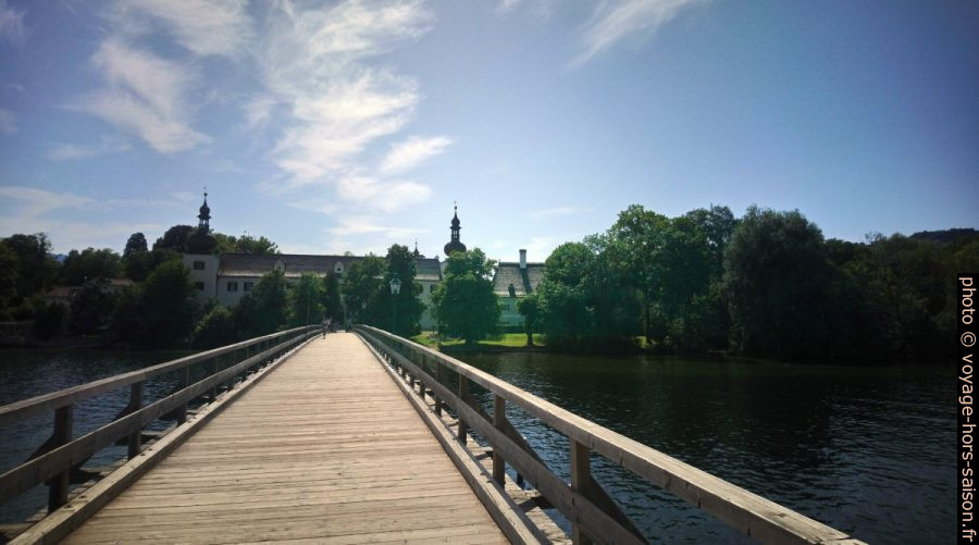 Château d'Ort côté terre vu de la passerelle. Photo © André M. Winter