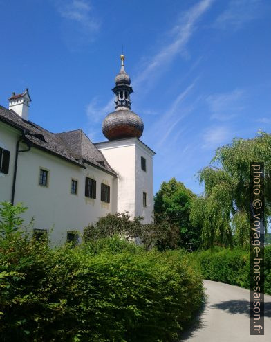 Une des quatre tours d'angle du château terrestre d'Ort. Photo © André M. Winter