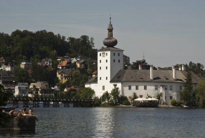 Vue retour vers le château lacustre d'Ort. Photo © André M. Winter