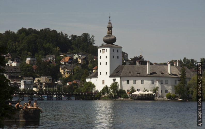 Vue retour vers le château lacustre d'Ort. Photo © André M. Winter