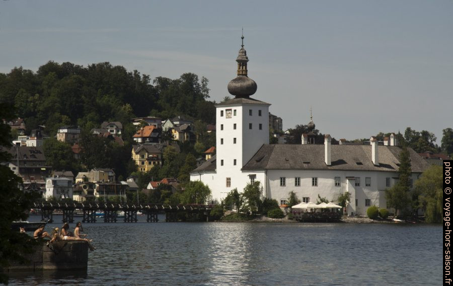 Vue retour vers le château lacustre d'Ort. Photo © André M. Winter