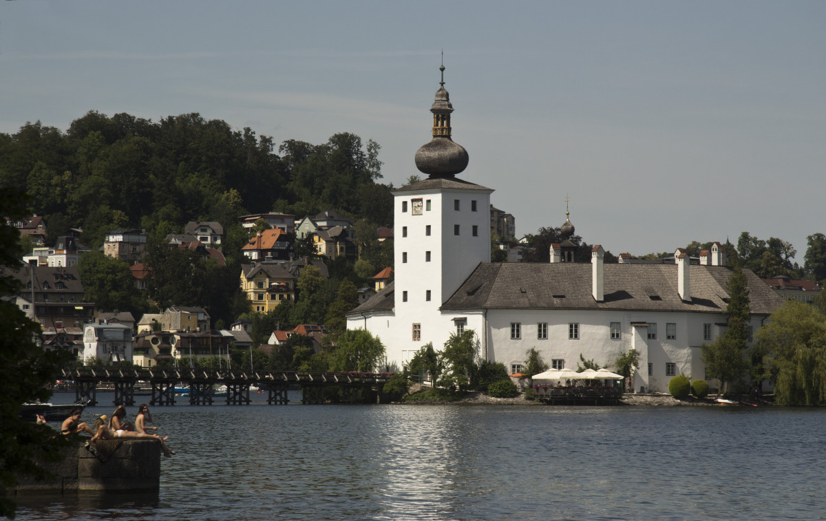 Vue retour vers le château lacustre d'Ort. Photo © André M. Winter